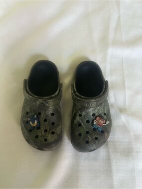 CROCS Kids real tree camo with Character Jibbitz